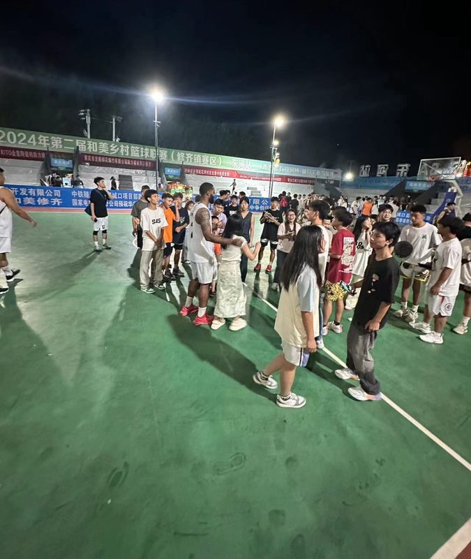 Donovan Saine with fans in China
