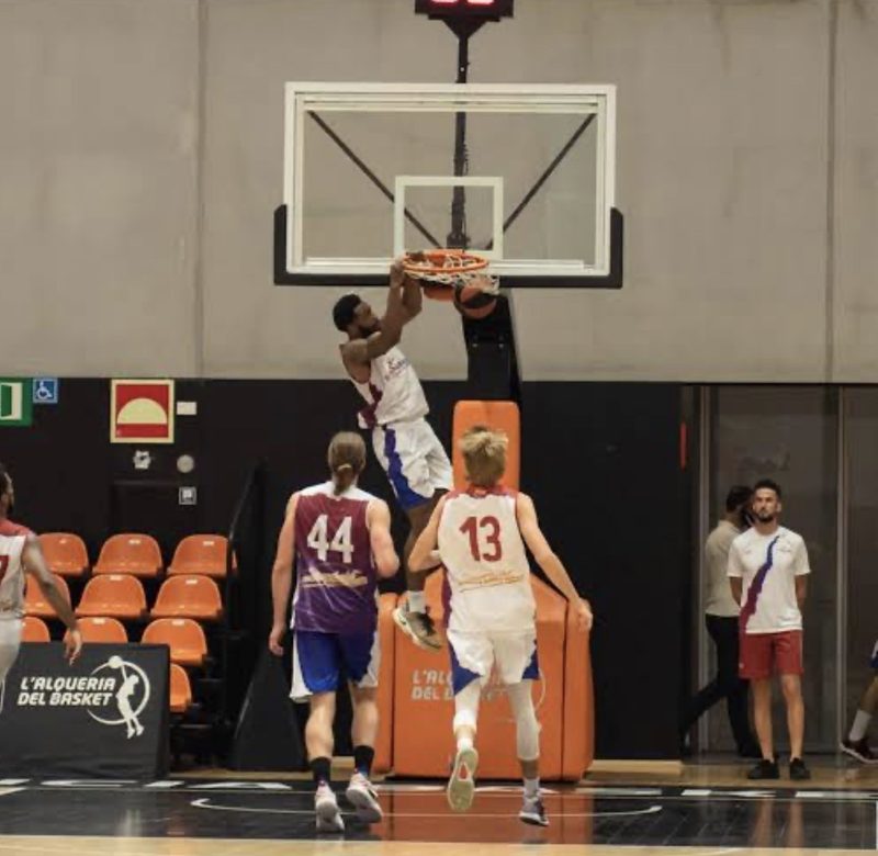 Donovan Saine dunk