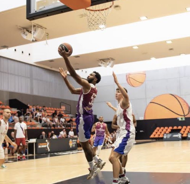 Donovan Saine layup