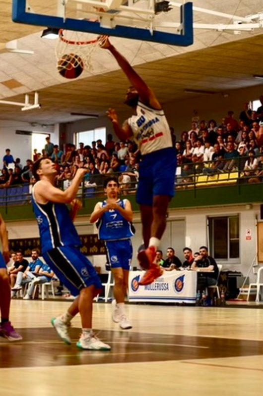 Donovan Saine dunk Mollerussa